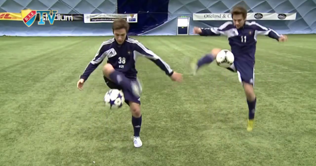 Video: Cặp song sinh 'làm xiếc' với trái bóng